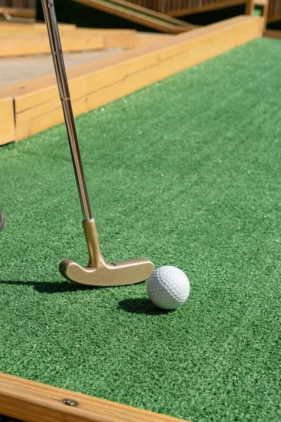 Pasatiempos Verano Persona Irreconocible Jugando Mini Golf — Foto de Stock