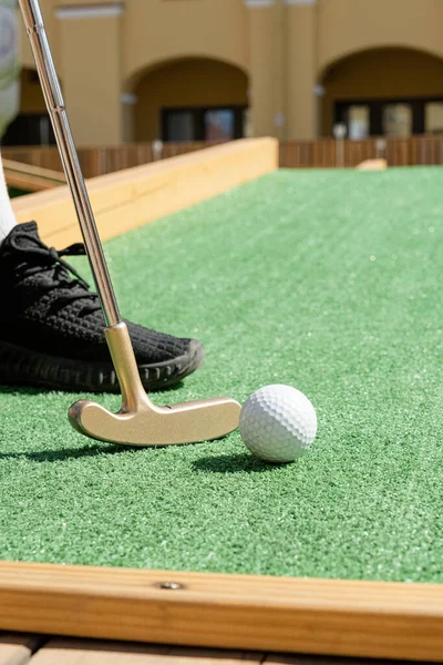 Interessi Estivi Persona Irriconoscibile Che Gioca Mini Golf — Foto Stock