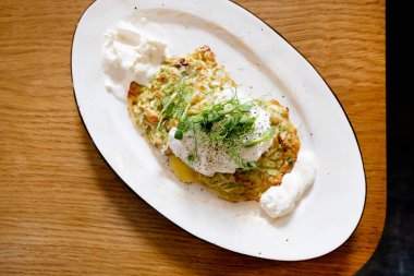 Sağlıklı beslenme. Kabaklı gözleme haşlanmış yumurta ve peynirle servis edilir, mikro yeşillikle süslenir. Gerçek kafede yemek yemek.