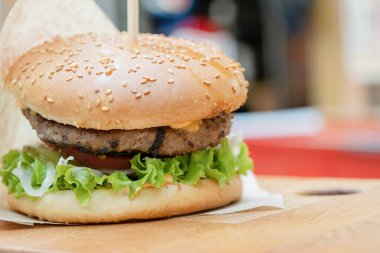 Biftek, domuz pastırması ve domuz etli büyük hamburger, gerçek bir yerde yemek.