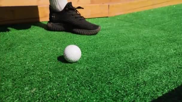 Pasatiempos Verano Persona Irreconocible Jugando Mini Golf — Vídeos de Stock