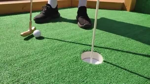 Passatempos Verão Pessoa Irreconhecível Jogando Mini Golfe — Vídeo de Stock