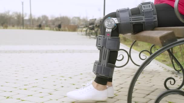 Krasnodar Krai Russia August 2023年 在公园做完腿部手术后 穿着膝撑或矫形器的女性 — 图库视频影像