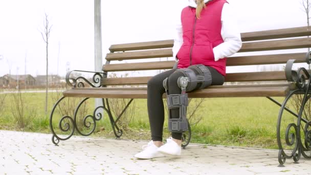 クラスノダール クラキ ロシア 8月9日 2023 公園で働く足の手術の後で膝のブレースか整形を身に着けている女性 — ストック動画