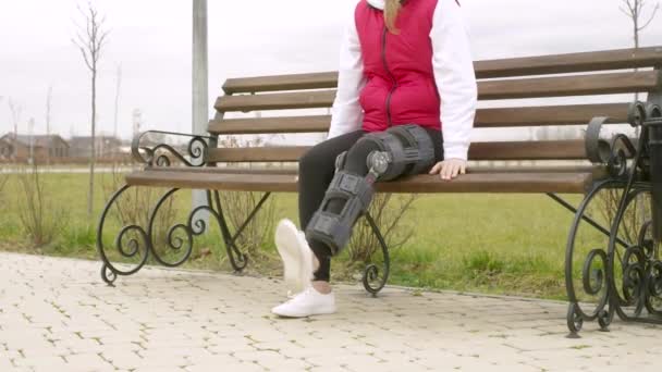 Krasnodar Krai Rusland Augustus 2023 Vrouw Met Kniebeugel Orthose Beenoperatie — Stockvideo