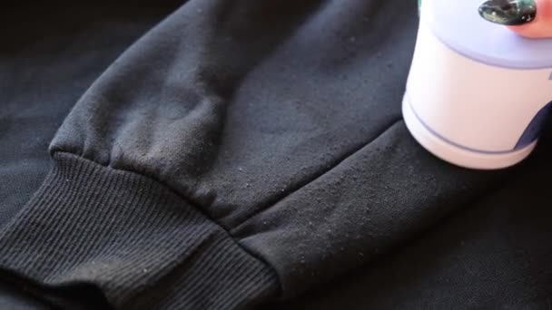 Žena Používá Stroj Odstraňování Pelet Cívky Oblečení Tkaniny Černém Svetru — Stock video