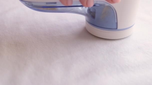 Mulher Usa Uma Máquina Para Remover Pellet Carretéis Roupas Tecidos — Vídeo de Stock