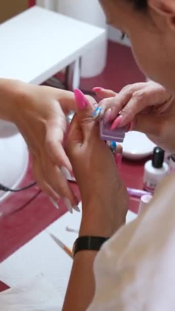 Fentről Termés Felismerhetetlen Manikűrös Csinál Nail Art Női Ügyfél Szépségszalonban — Stock videók