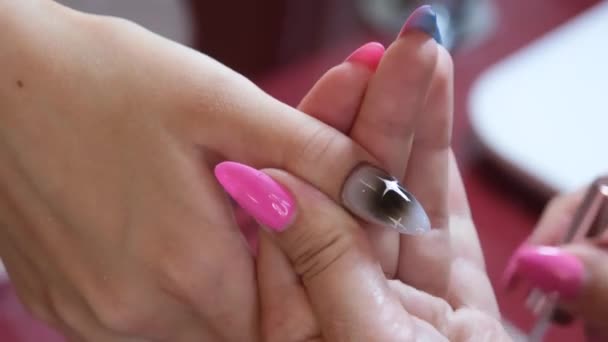 Cima Colheita Irreconhecível Manicure Fazendo Unha Arte Para Cliente Feminino — Vídeo de Stock