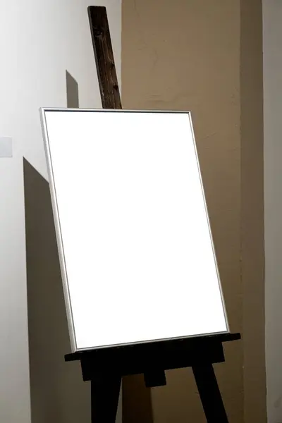 Пустая Рамка Серой Стене Светящейся Лампой Галерее Макет — стоковое фото