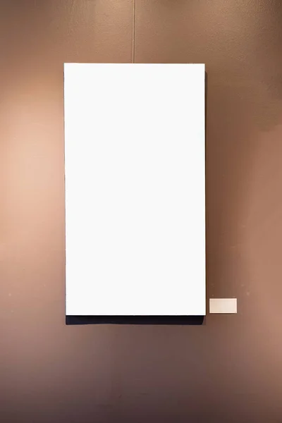 Blanco Fotolijsten Bruine Muur Met Gloeiende Lamp Galerij Model — Stockfoto