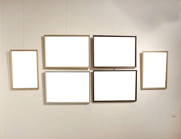 灰色墙壁上的空白相框 画廊里点亮的灯 模仿着 — 图库照片