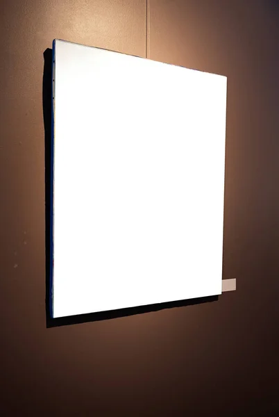 Blanco Fotolijsten Bruine Muur Met Gloeiende Lamp Galerij Model — Stockfoto