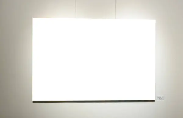 Blanco Fotolijsten Grijze Muur Met Gloeiende Lamp Galerij Model — Stockfoto