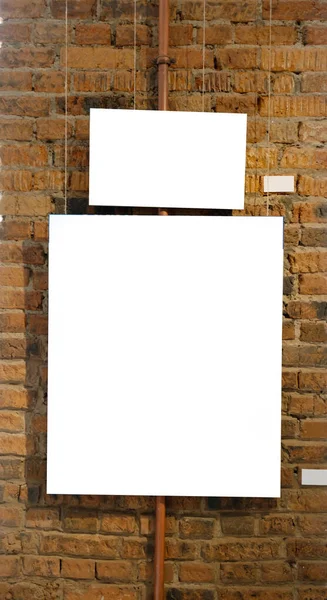 Blanco Fotolijsten Bakstenen Muur Met Gloeiende Lamp Galerij Model — Stockfoto