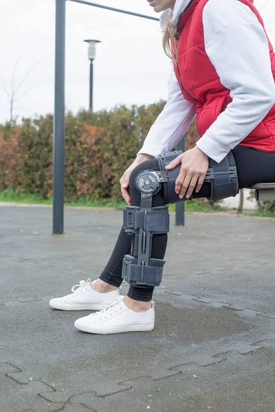Woman Wearing Sport Clothes Knee Brace Orthosis Leg Surgery Walking — Stock Photo, Image