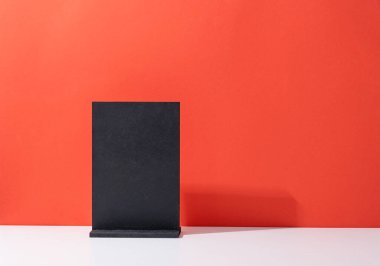 Boş menü çerçevesini düzenle, kırmızı arkaplan üzerinde kırmızı sayfa kağıtları olan kitapçıklar için ayakta dur