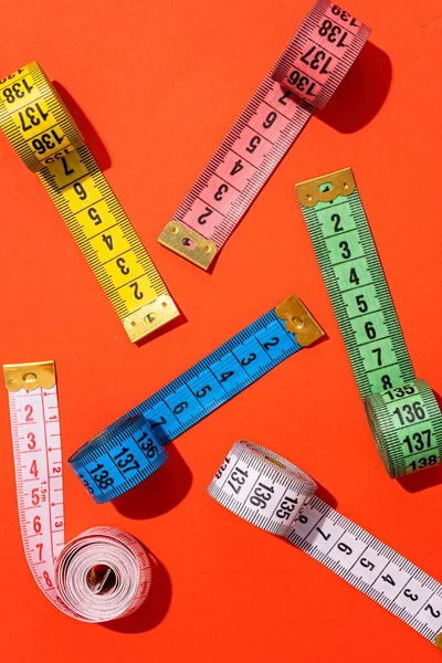 Ernährungskonzept Bunte Maßbänder Draufsicht Auf Leuchtend Rotem Hintergrund Flach Gelegt — Stockfoto