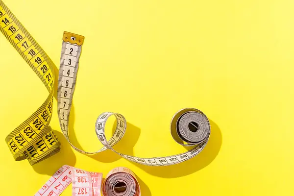 Ernährungskonzept Bunte Maßbänder Draufsicht Auf Leuchtend Gelbem Hintergrund Flach Gelegt — Stockfoto