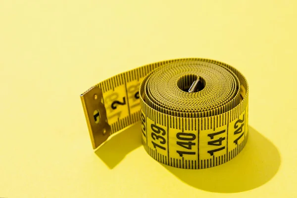 节食的概念 明亮黄色背景的彩色测量磁带顶部视图 — 图库照片