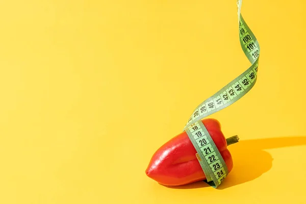 Ernährungskonzept Paprika Ist Mit Grünem Maßband Auf Gelbem Hintergrund Umwickelt — Stockfoto