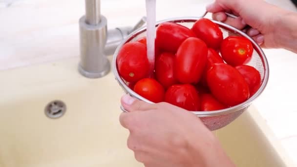Lavando Tomates Rojos Fregadero Cocina Cámara Lenta — Vídeos de Stock