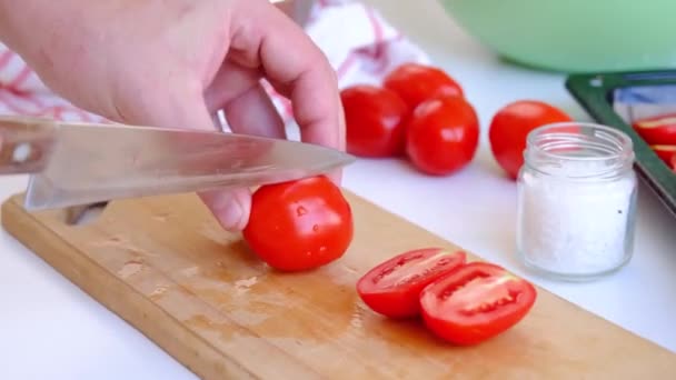 Närbild Kvinnliga Händer Skära Tomater Med Kockkniv — Stockvideo