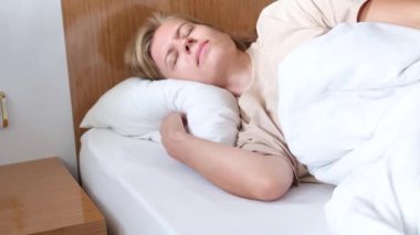 Genç bir kadın uyanıyor ve sabah otel odasında geriniyor.