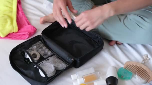 Zestaw Kosmetyków Podróżniczych Butelkami Tabletkami Kosmetykami Łóżku — Wideo stockowe