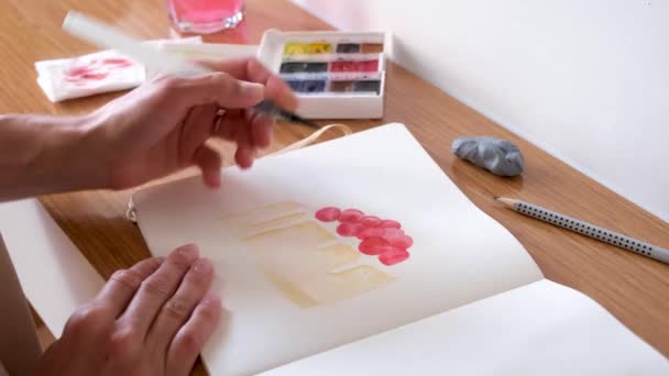 水彩画で描いた認識できない女性のクローズアップ ケーキのスケッチ — ストック動画