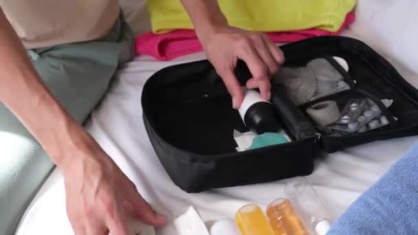 Reisekosmetik Set Mit Flaschen Pillen Und Kosmetika Auf Dem Bett — Stockvideo