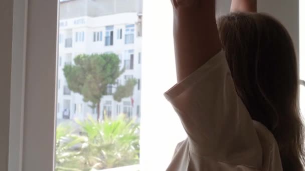 Kadının Sabah Uyanıp Pencerenin Kenarındaki Otel Odasında Esneme Hareketleri — Stok video