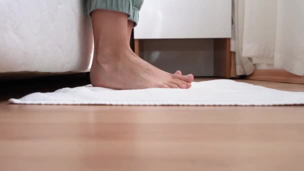 Вставать Утрам Низкий Вид Женских Ног Стоящих Полу После Пробуждения — стоковое видео