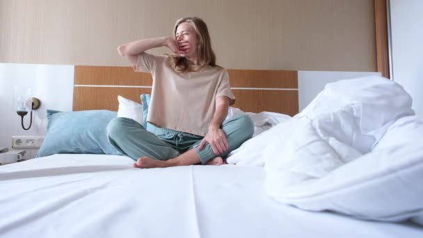 Ung Kvinna Vaknar Upp Och Sträcker Sig Morgonen Hotellrummet — Stockvideo
