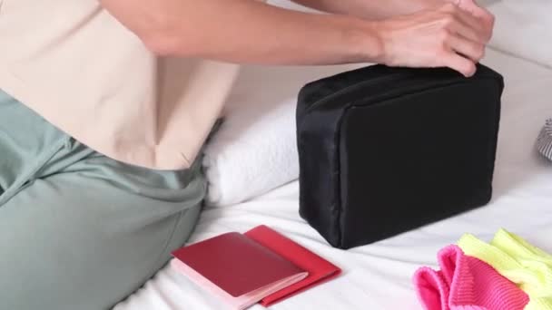 ベッドのびん 薬および化粧品が付いている旅行の化粧品のキット 休暇のためのパッキング — ストック動画