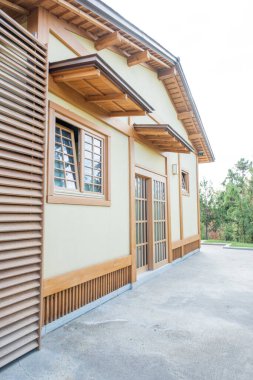 Geleneksel ahşap Japon evinin yakınına.