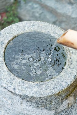 Kyoto, Japonya 'daki tapınakta temizlik için su kepçesi ve leğen.
