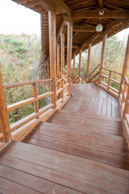 Geleneksel ahşap Japon evinin yakınına.