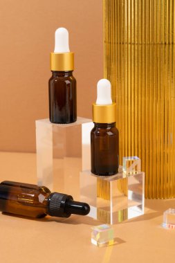 Cam şeffaf podyumlarda kehribar cam damlaları, cam küp prizmalar.