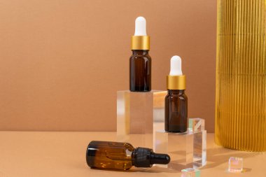 Cam şeffaf podyumlarda kehribar cam damlaları, cam küp prizmalar.