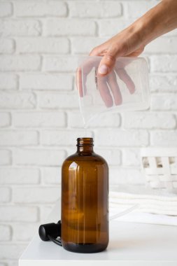 Geri dönüşümlü plastik pompa şişesi. Beyaz tuğla duvar arka planında minimalizm marka modelleme