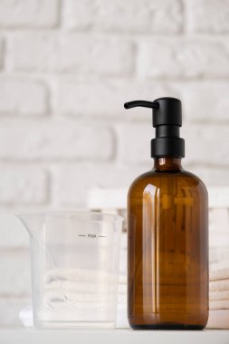 Geri dönüşümlü plastik pompa şişesi. Beyaz tuğla duvar arka planında minimalizm marka paketleme tasarımı