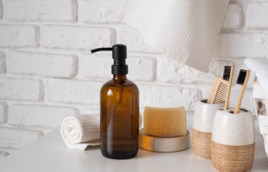 Geri dönüşümlü plastik pompa şişesi. Beyaz tuğla duvar arka planında minimalizm marka paketleme tasarımı