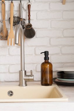 Geri dönüşümlü plastik pompa şişesi. Beyaz tuğla duvar arka planında minimalizm marka paketleme tasarımı