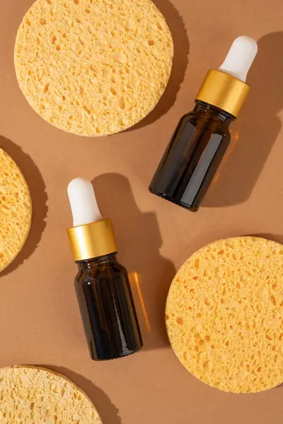 Mockup Botol Tetesan Kaca Amber Dan Spons Kuning Pada Latar Stok Gambar