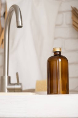 Geri dönüşümlü plastik pompa şişesi. Beyaz tuğla duvar arka planında minimalizm marka paketleme tasarımı