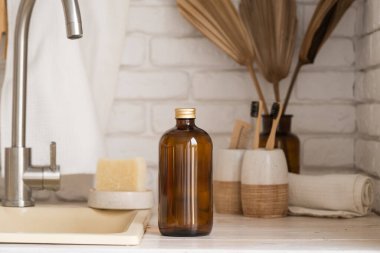 Geri dönüşümlü plastik pompa şişesi. Beyaz tuğla duvar arka planında minimalizm marka paketleme tasarımı