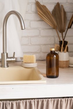 Geri dönüşümlü plastik pompa şişesi. Beyaz tuğla duvar arka planında minimalizm marka paketleme tasarımı