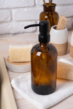 Geri dönüşümlü plastik pompa şişesi. Beyaz tuğla duvar arka planında minimalizm marka paketleme tasarımı