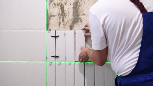 Ręce Płytki Układają Płytkę Ceramiczną Ścianie — Wideo stockowe